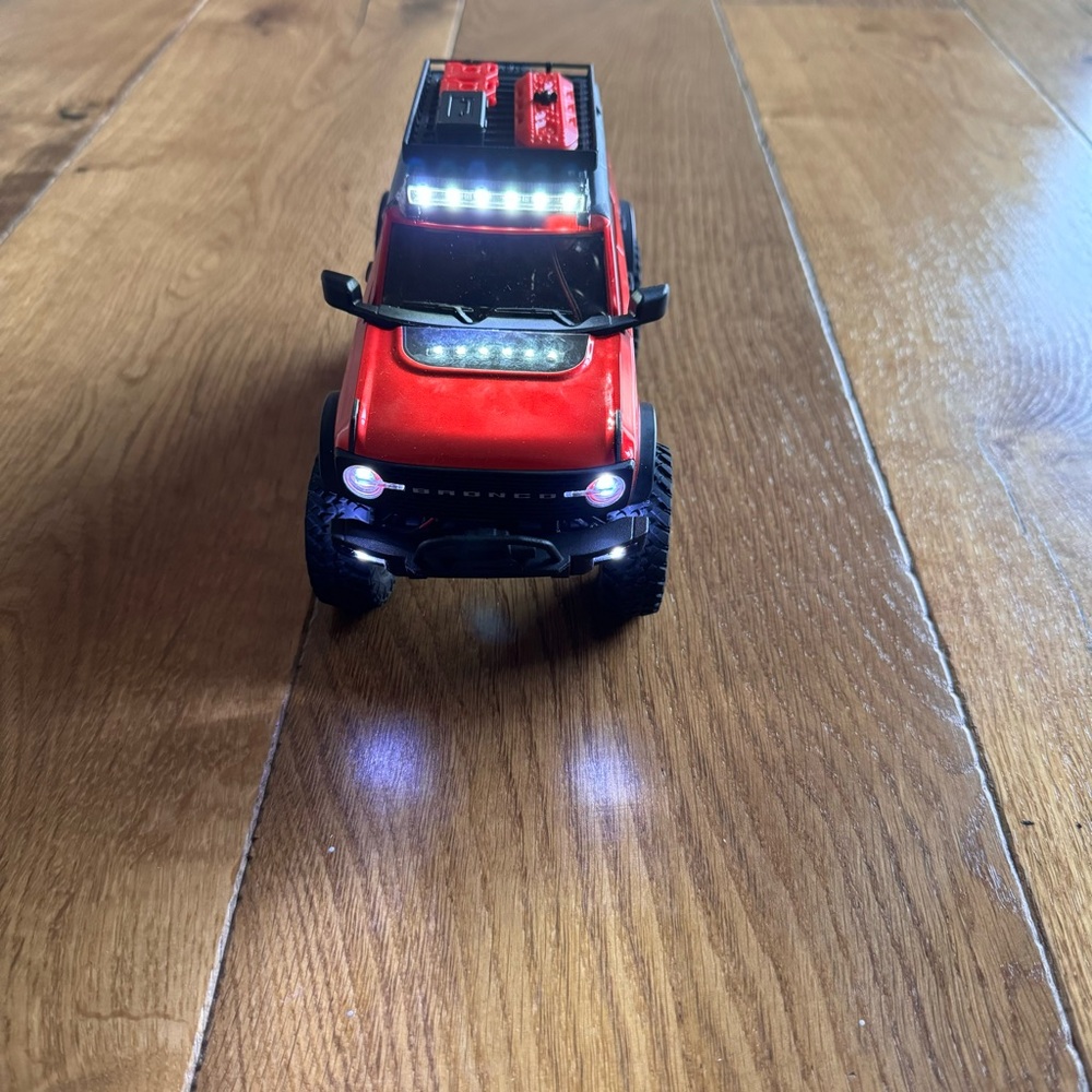 AXIAL - 1/24 SCX24 2021 FORD BRONCO 4WD TRUCJ with USB Charger and Remote | Red - Picture 5 of 11